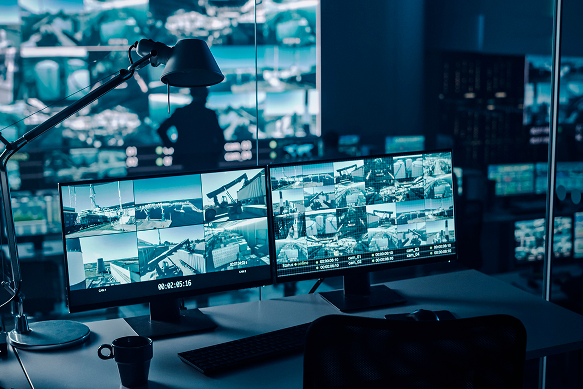 un equipo de expertos monitorea tu hogar las 24 horas del día, detectando y previniendo riesgos antes de que sucedan.